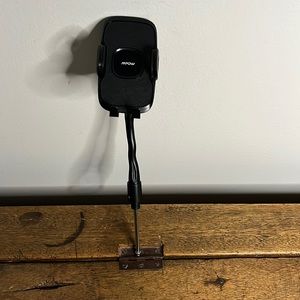 Fixed car cellphone mount, with adjustable phone mount size